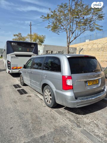 מודעת רכב קרייזלר גראנד וויאג'ר