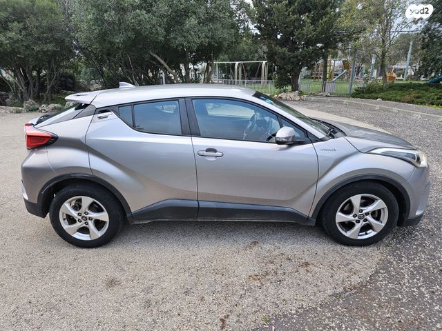 מודעת רכב טויוטה C-HR