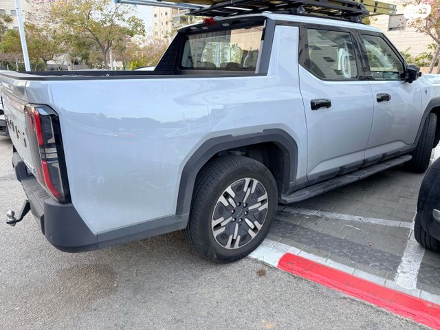 מודעת רכב מקסוס אי-טרון 9