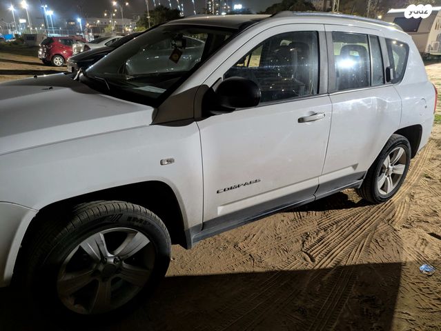 מודעת רכב ג'יפ קומפאס