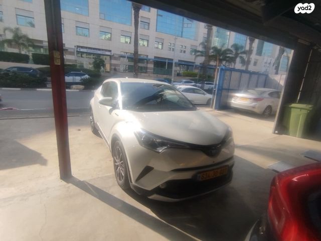 מודעת רכב טויוטה C-HR