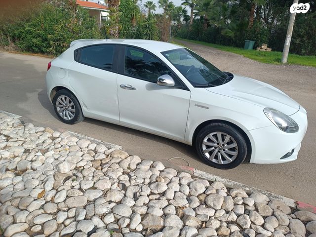 מודעת רכב אלפא רומיאו ג'ולייטה