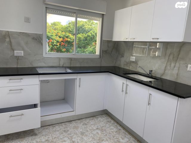 שדרות מנחם בגין 30