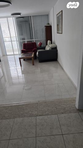 צבי הירשפלד 18