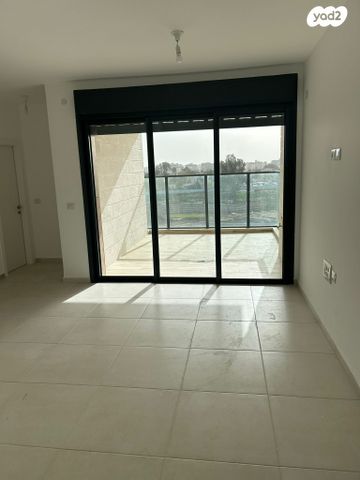 לאה גולדברג 12