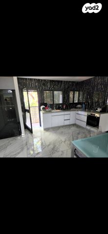 שדרות ג'יימס דה רוטשילד 67