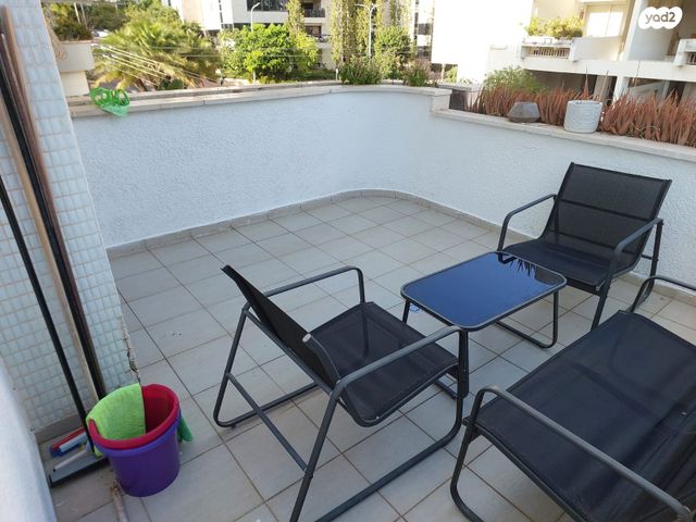 דירה, אבני חן, רחובות