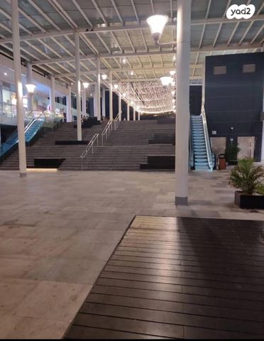 חנויות/ שטח מסחרי