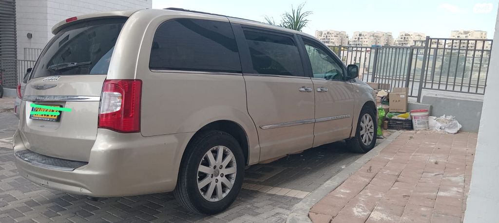 מודעת רכב קרייזלר גראנד וויאג'ר