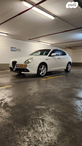 מודעת רכב אלפא רומיאו ג'ולייטה