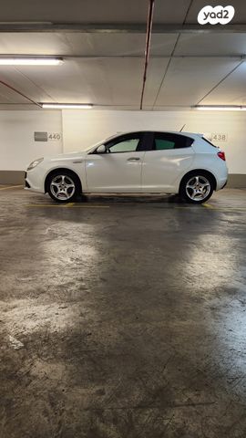 מודעת רכב אלפא רומיאו ג'ולייטה