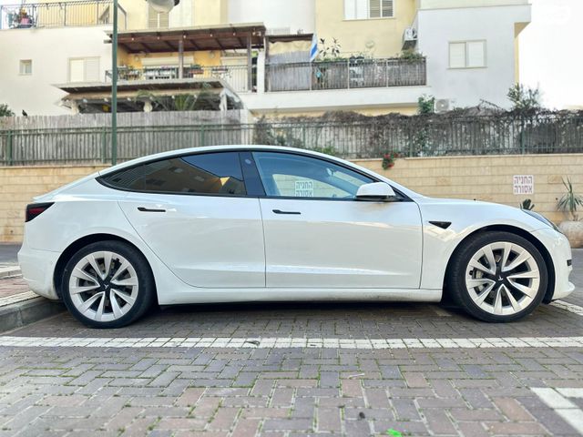 מודעת רכב טסלה מודל 3