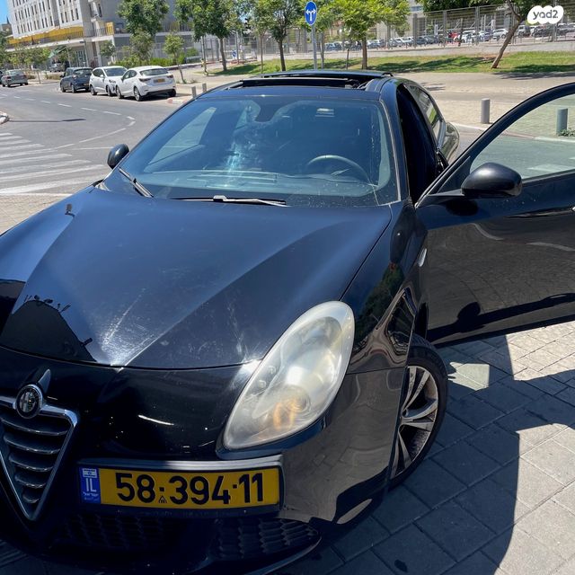 מודעת רכב אלפא רומיאו ג'ולייטה