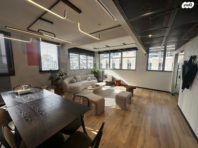 דרך מנחם בגין 82