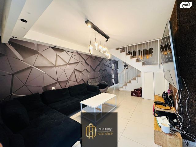 שמחה הולצברג 16