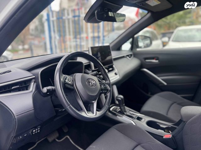 מודעת רכב טויוטה קורולה קרוס 2