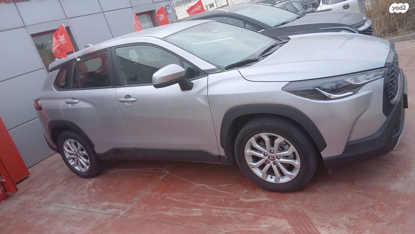 מודעת רכב טויוטה קורולה קרוס 2