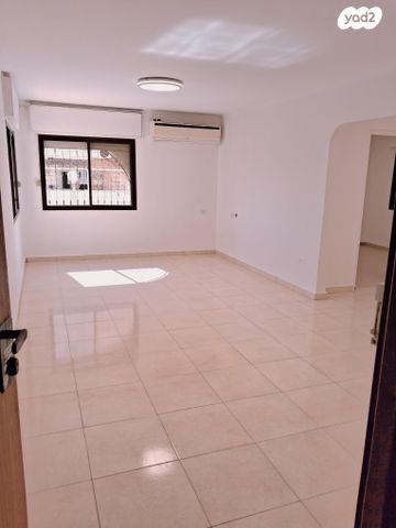 השישה עשר 42