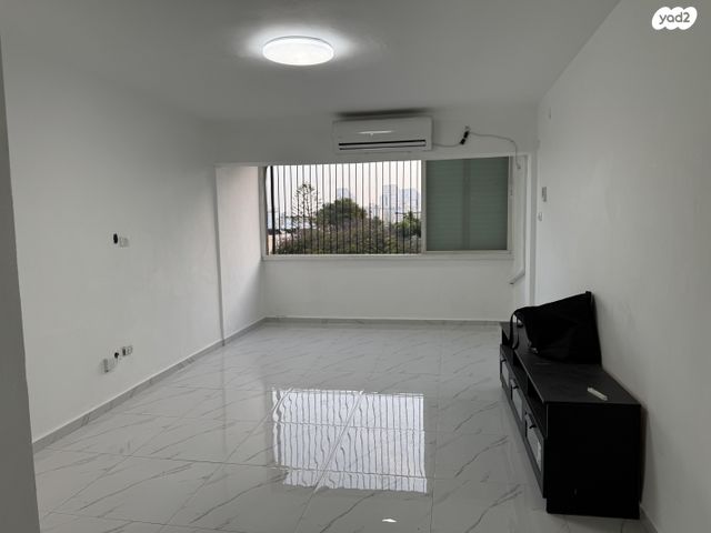 השר בכור שטרית 13