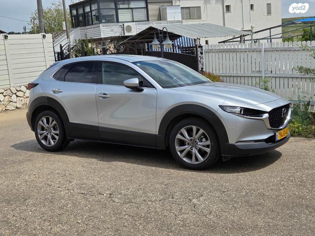 מודעת רכב מאזדה CX-30