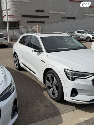 מודעת רכב אאודי E-tron