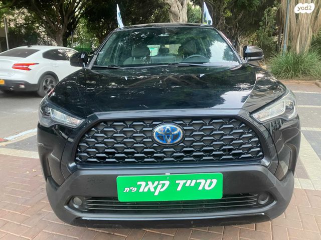 מודעת רכב טויוטה קורולה קרוס 1