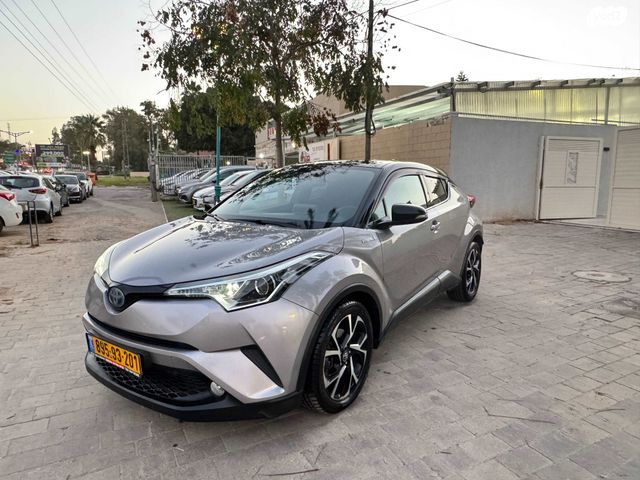 מודעת רכב טויוטה C-HR