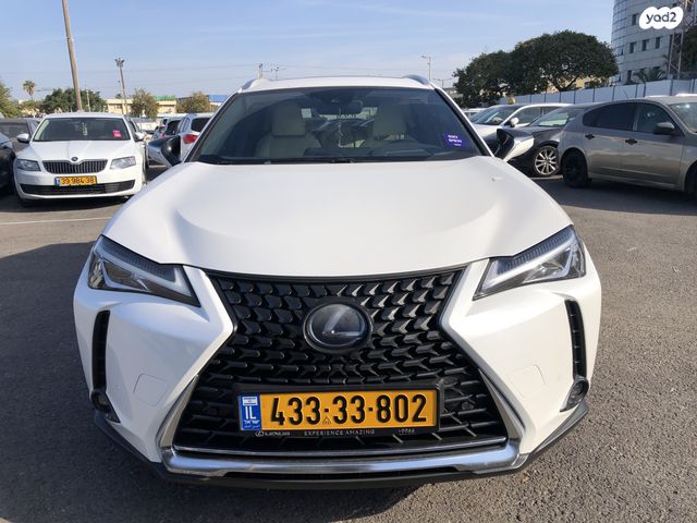 מודעת רכב לקסוס UX