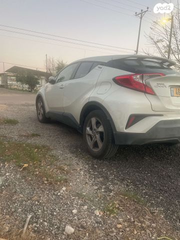 מודעת רכב טויוטה C-HR