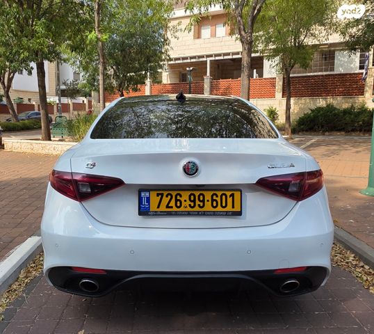 מודעת רכב אלפא רומיאו ג'וליה