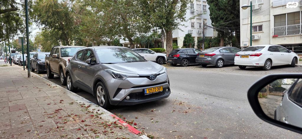 מודעת רכב טויוטה C-HR