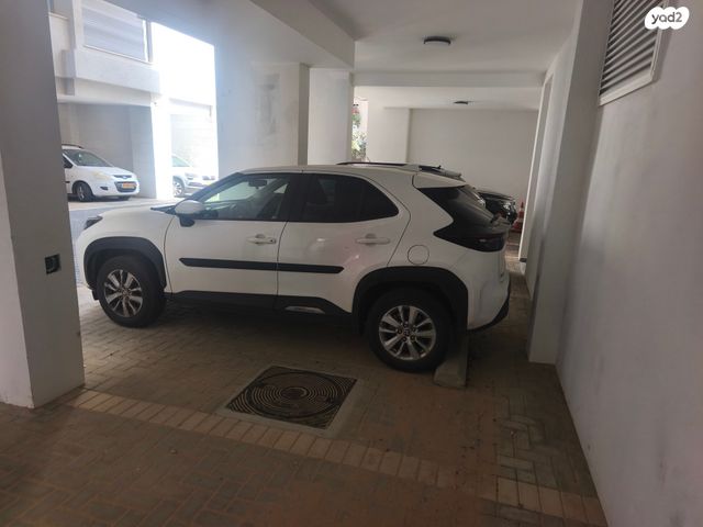 מודעת רכב טויוטה יאריס קרוס