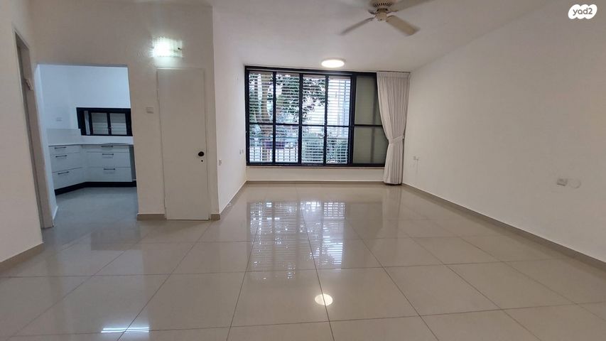 קרן היסוד 12