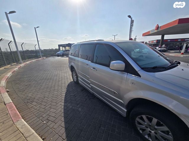 מודעת רכב קרייזלר גראנד וויאג'ר