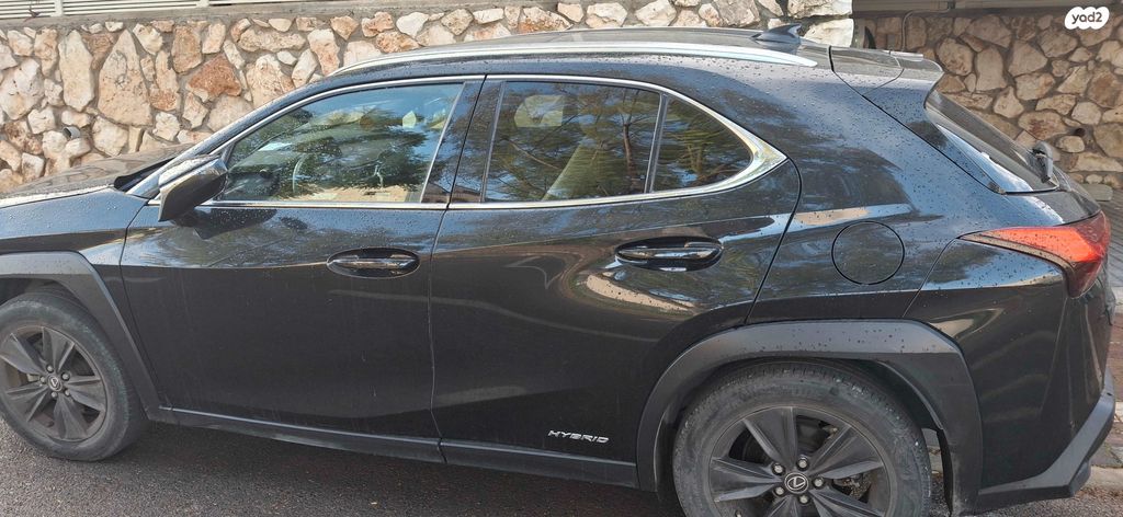 מודעת רכב לקסוס UX