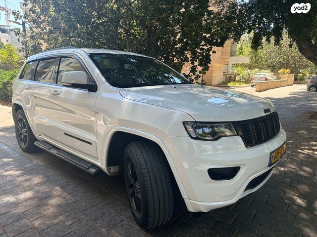 מודעת רכב ג'יפ גרנד צ'ירוקי