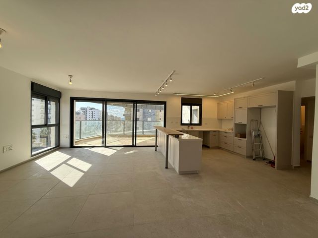 דירה, שדרות מנחם בגין, גבעת אולגה, חדרה