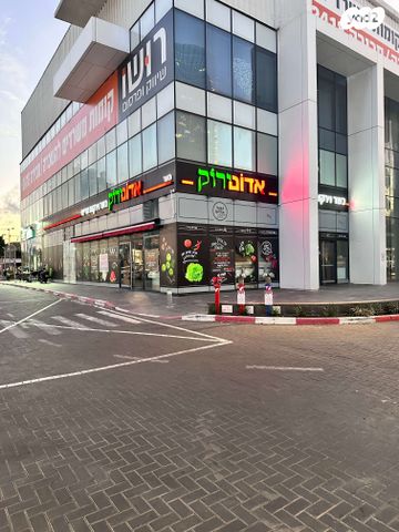 חנויות/ שטח מסחרי