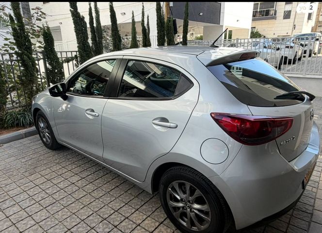 מודעת רכב מאזדה 2