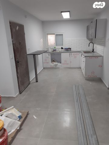 שדרות ירושלים 12