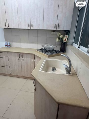 שדרות ג'יימס דה רוטשילד 24