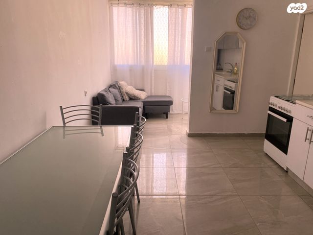 אפרים צור 24