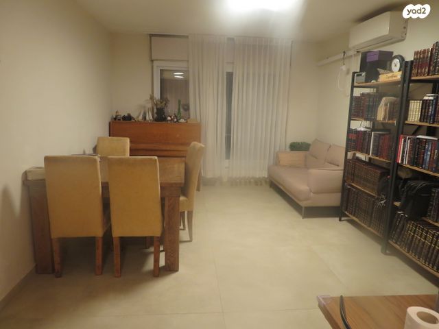 השישה עשר 33