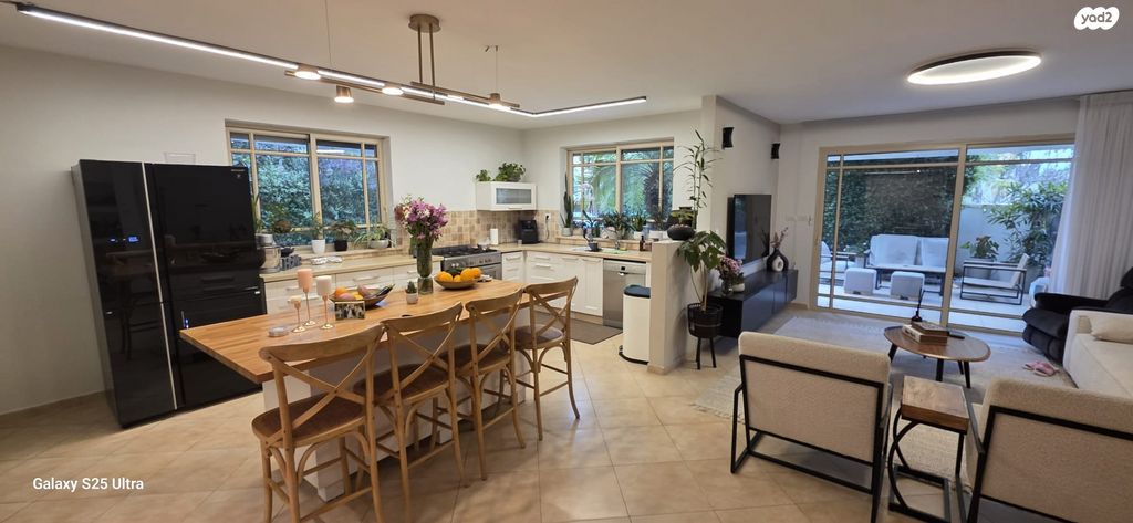 דירת גן, נאות הראשונים, מזכרת בתיה