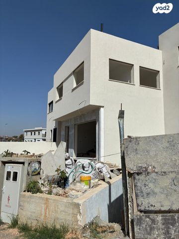 דו משפחתי, תל מונד