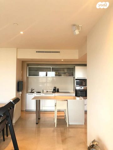 ניסים אלוני 21