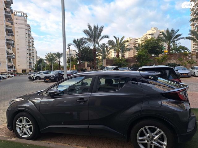 מודעת רכב טויוטה C-HR