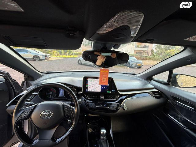 מודעת רכב טויוטה C-HR