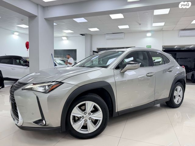 מודעת רכב לקסוס UX