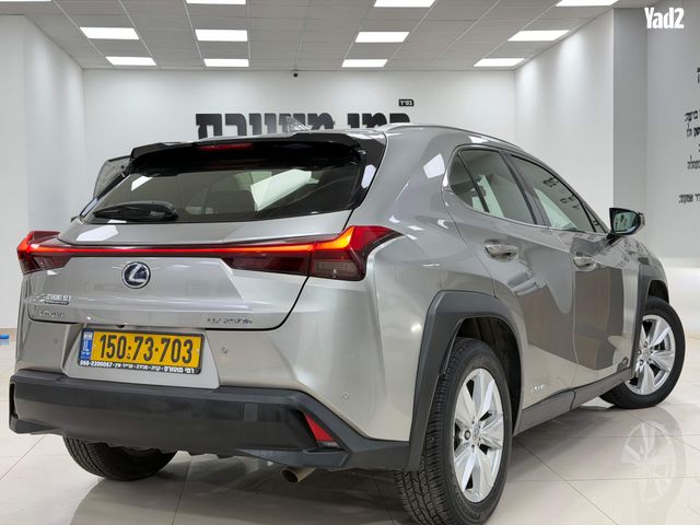 מודעת רכב לקסוס UX 1